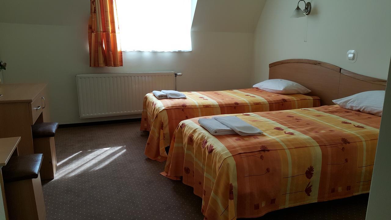 Hotel Melody Орадя Экстерьер фото