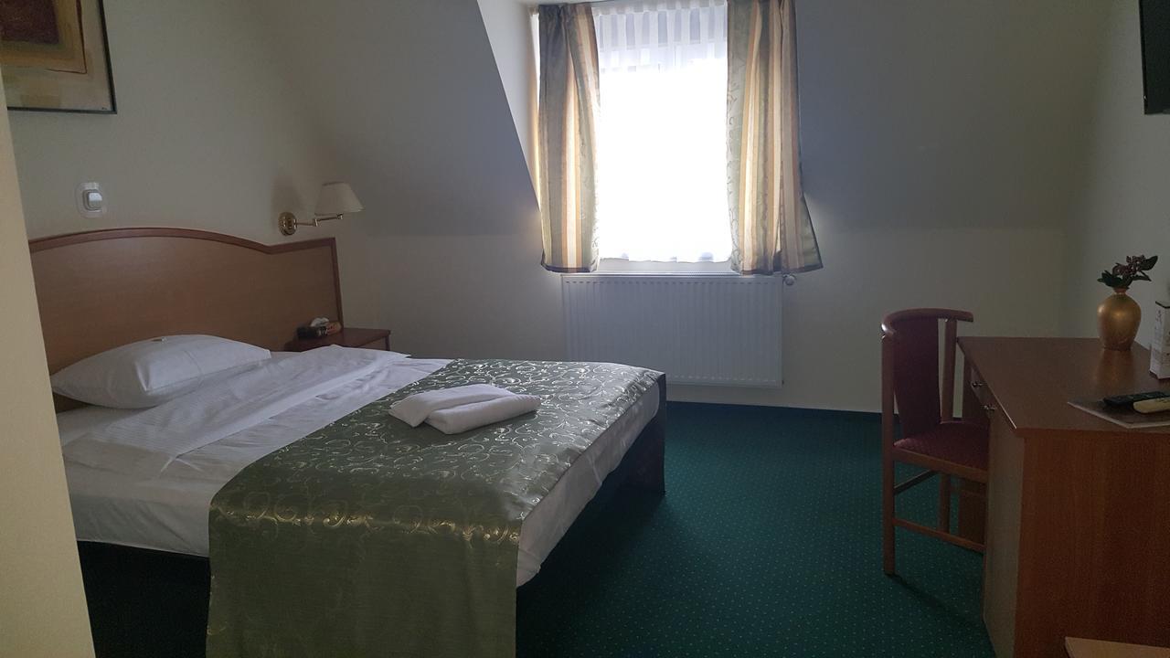 Hotel Melody Орадя Экстерьер фото