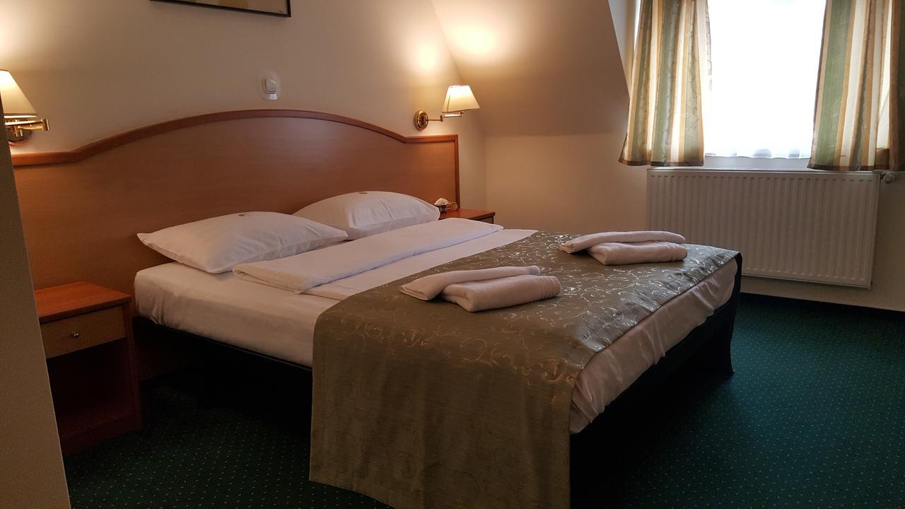 Hotel Melody Орадя Экстерьер фото